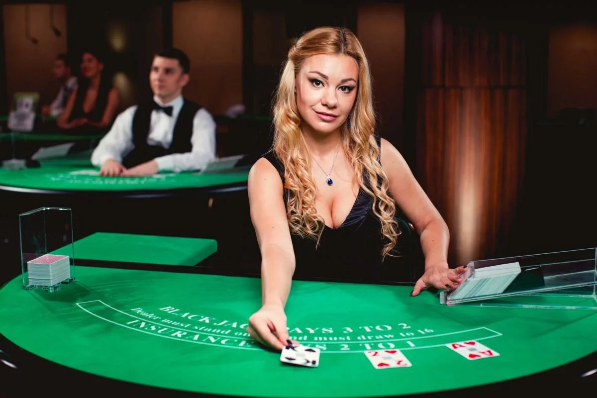 Suasana meja kasino live dengan dealer dan tata cahaya studio